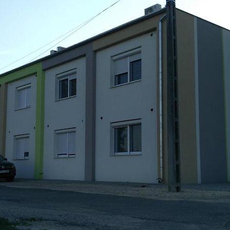 River Side Apartman Kalocsa Esterno foto